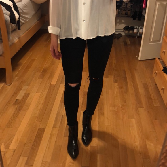 Abercrombie & Fitch Denim - Mid waisted black jeans with rips in the knees